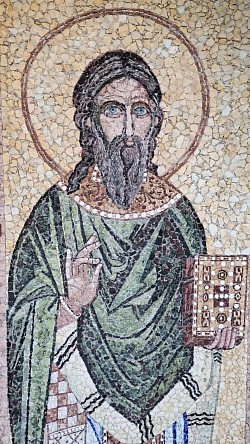 Ο ΑΓΙΟΣ ΡΑΦΑΗΛ ΣΕ ΠΕΤΡΑ  ΕΞΩ ΑΠΟ ΤΟΝ ΝΑΟ.